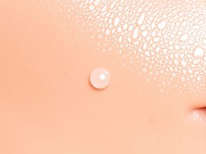 Ten hidratat și voluminos cu acid hialuronic.